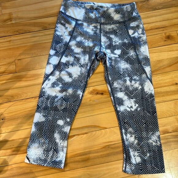 THE NORTH FACE NAVY/BLUE/WHITE PRINT TNF ON THE GO GYM CAPRI LEGGINGS. Small - Picture 1 of 4